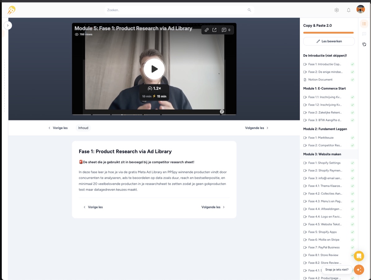 Het BeyondSchool-leerplatform: een videoles over productonderzoek via de Ad Library, met rechts het overzicht van modules en afgeronde lessen.